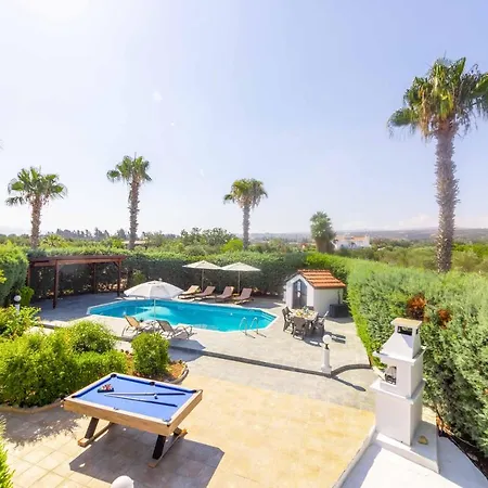 Joelena Вилла *